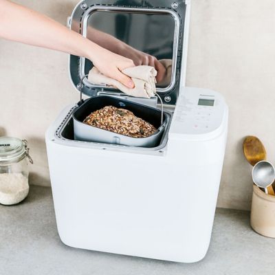 Panasonic SD-B2510WXE_OUTLET00001 SD B2510 taking%20bread%20out 1080x1080 1